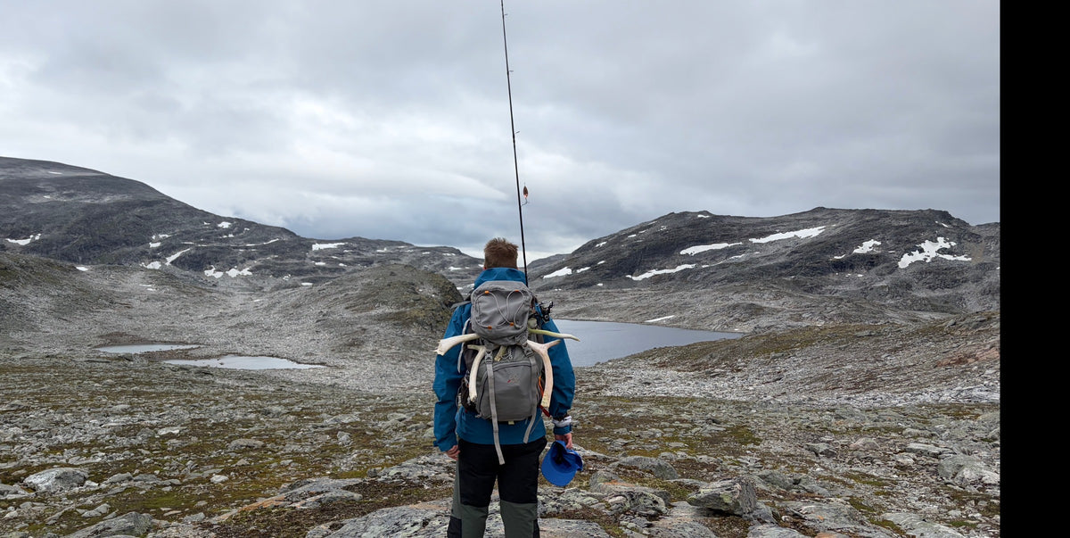 På vei inn i høyfjellet med fiskestang og reinsdyrgevir på sekken