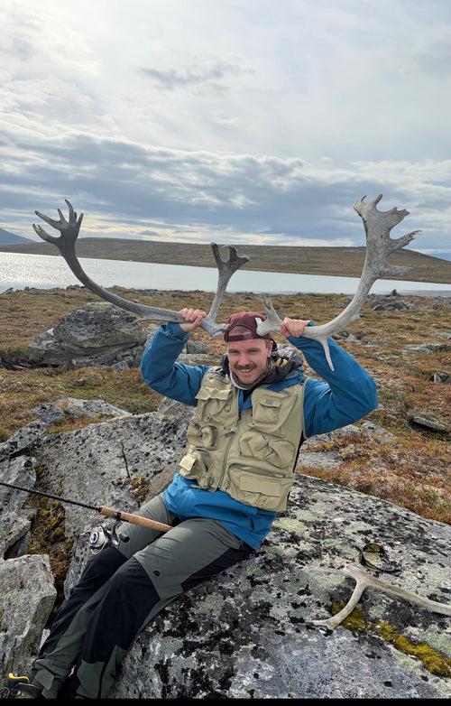 Knut Haakon på fisketur med reinsdyrgevir