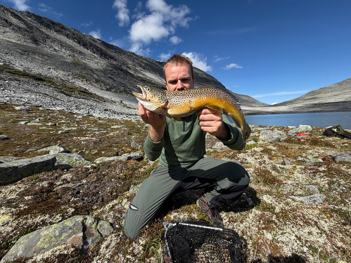 Knut Haakon med ørreten han jaktet på i tre år – inspirasjonen til Drømmefisken